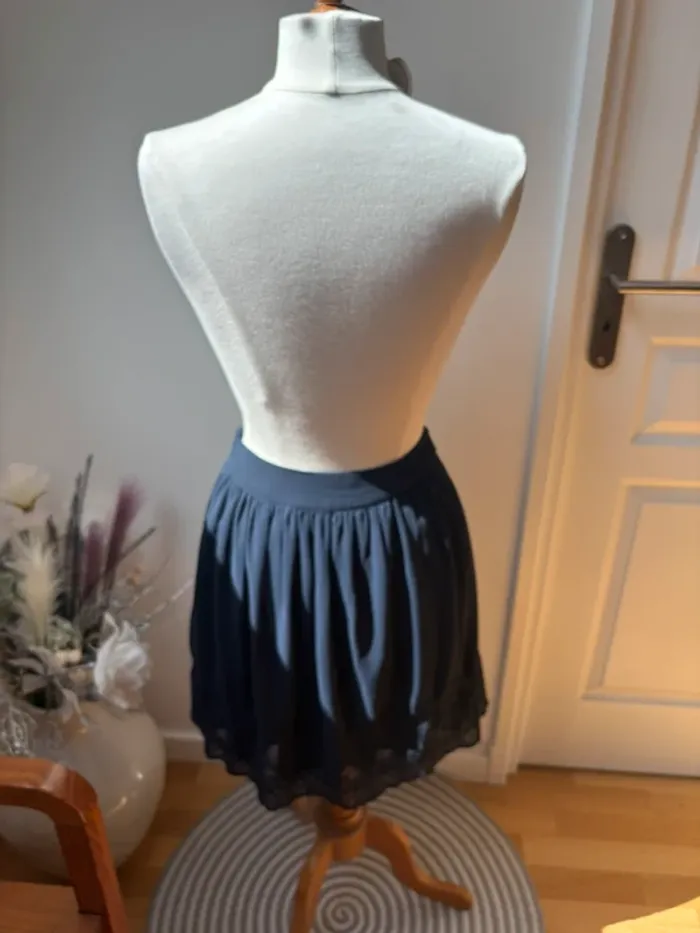 Sublime jupe courte bleu marine et dentelle brodée - Camaïeu - T38 - photo numéro 2