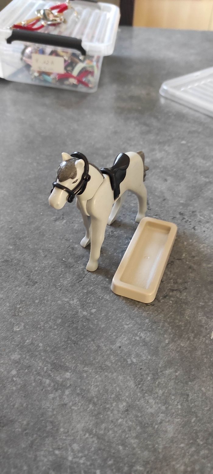 (D36) Playmobil cheval gris avec mangeoire - photo numéro 2