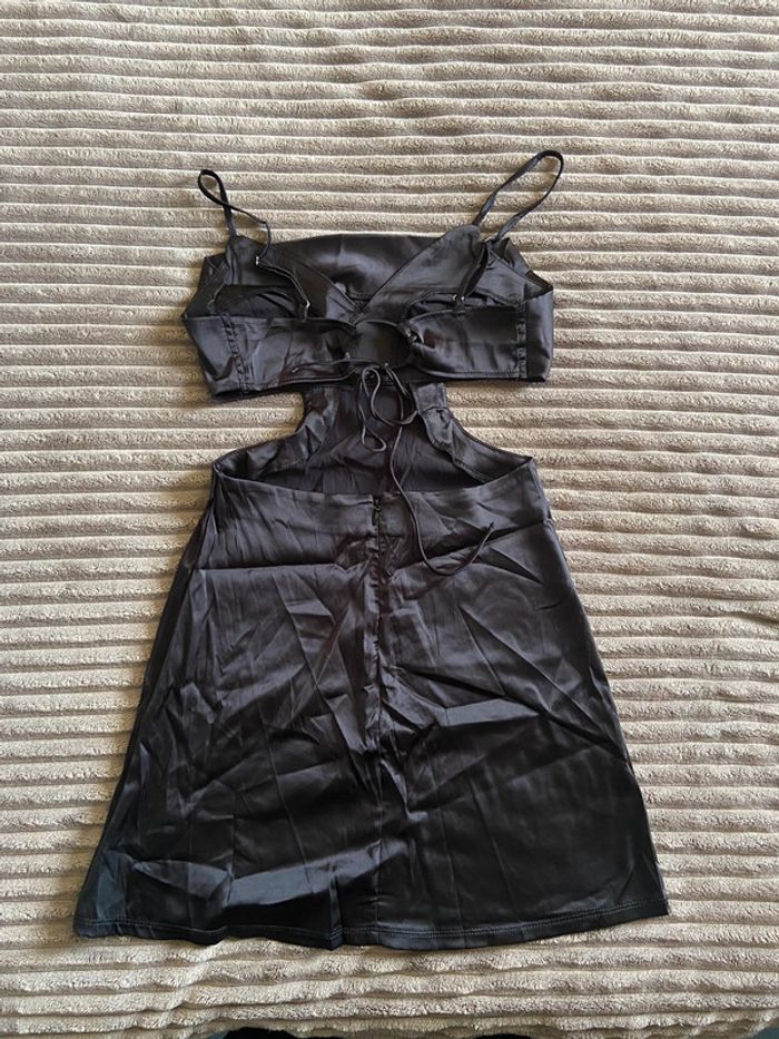 Robe court noir satin - photo numéro 4