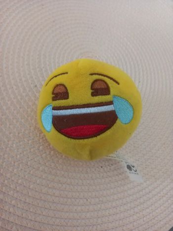 Petite peluche emoji mdr