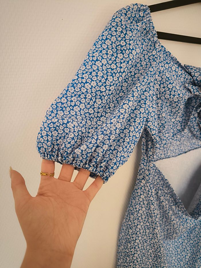 Robe bleu à motif fleur blanche ouverte au milieu taille M - photo numéro 3