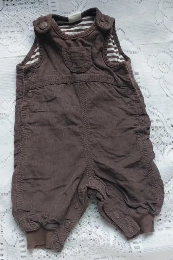 Salopette bébé en velours- super pratique et mignonne, H&M, en très bon état, taille 0/1 mois