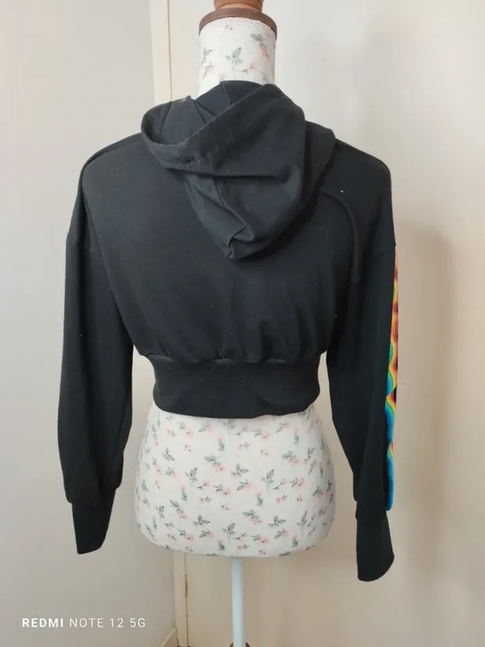 Jolie sweat court et fin taille S - photo numéro 3