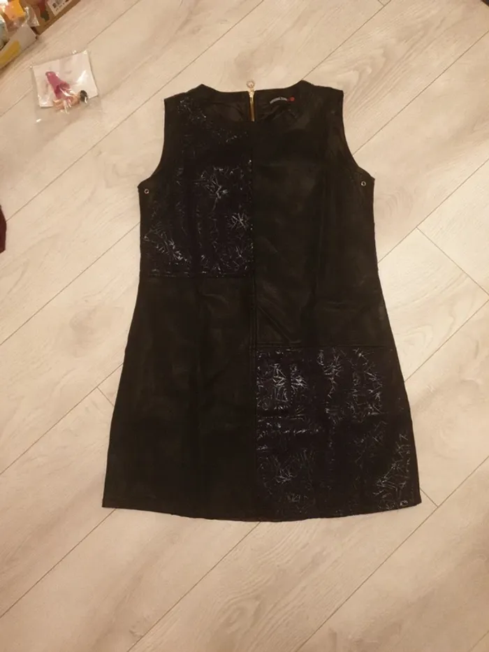 Robe noire en cuir avec motifs - photo numéro 2