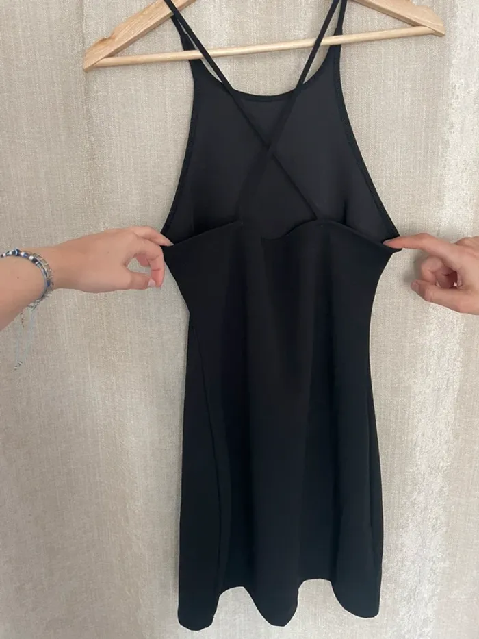 Robe noire dos nu - photo numéro 3