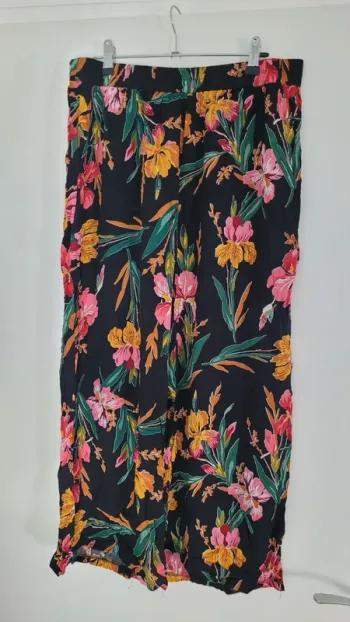 Pantalon noir à fleurs