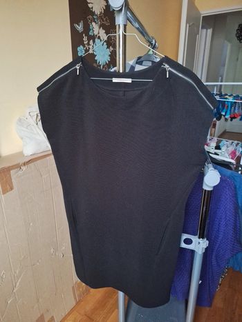 Jolie robe noire à poches devant