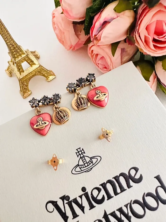 Boucles d’oreilles Vivienne Westwood cœurs rouges & couronnes dorées – Étoiles bleu ciel