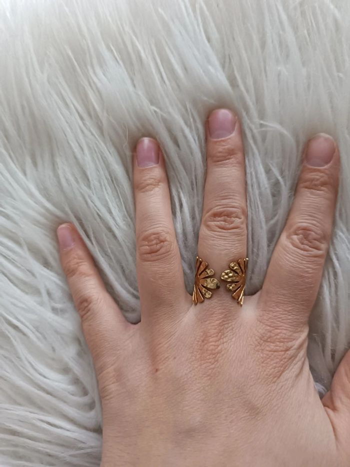 Bague dorée martelé feuillage en acier inoxydable réglable Satine En très bon état