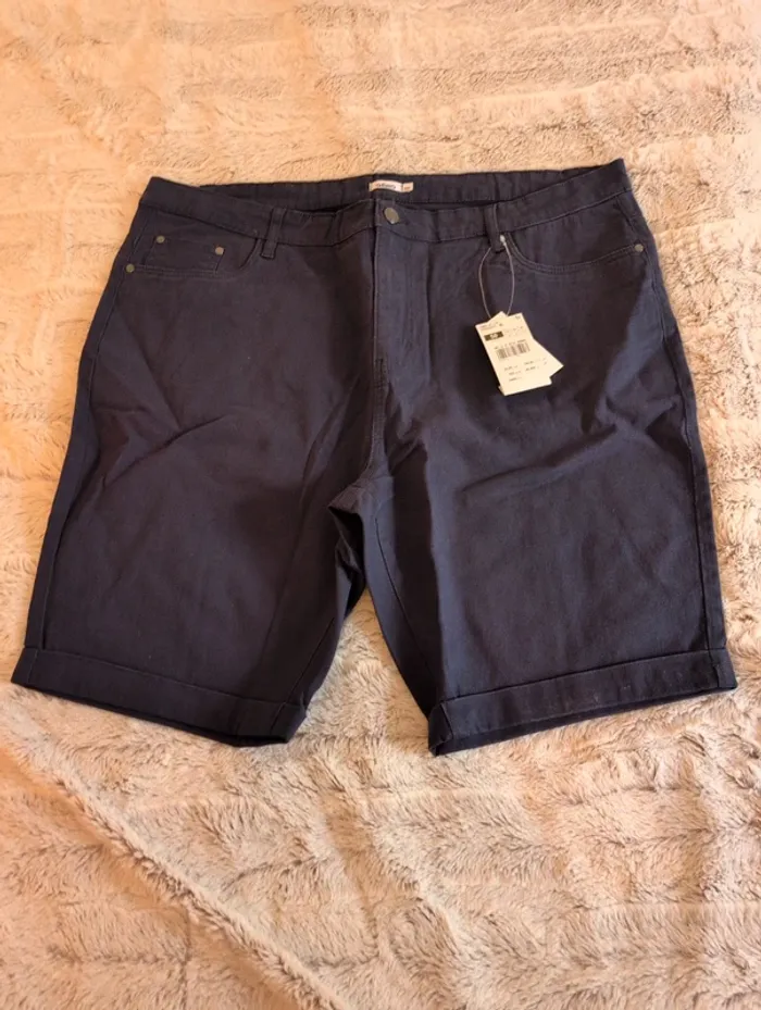 Short bleu marine taille 50 gemo Neuf