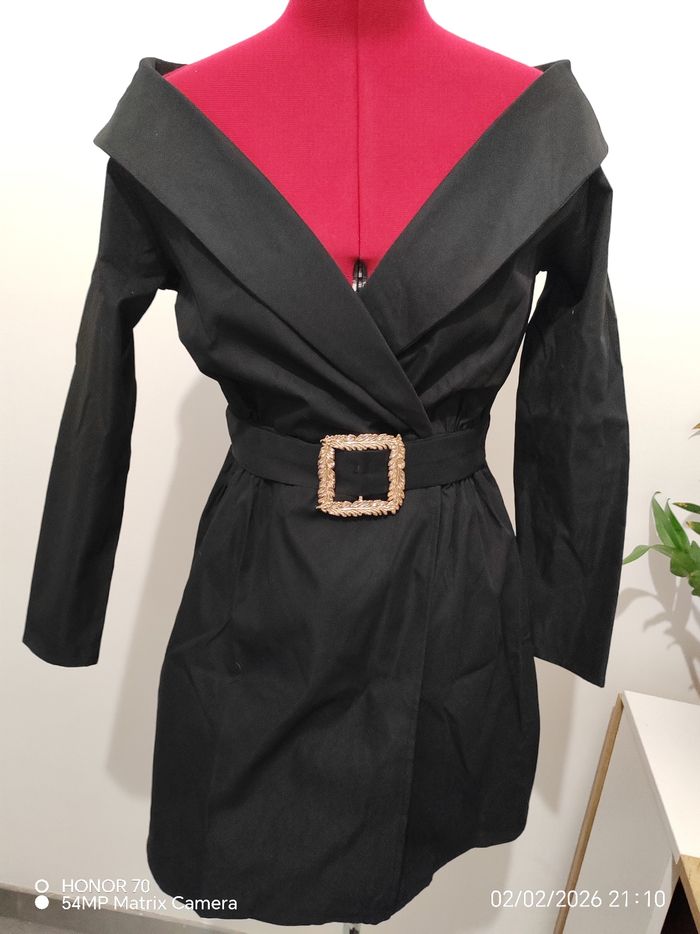 Robe décolletée - photo numéro 2