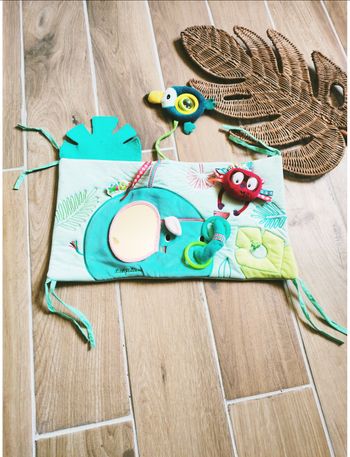 🌴Panneau d'activités multi sensorielles Albert Premier âge en tissu marque Lilliputiens