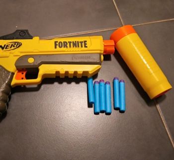 Nerf fortnite avec silencieux et six fléchettes