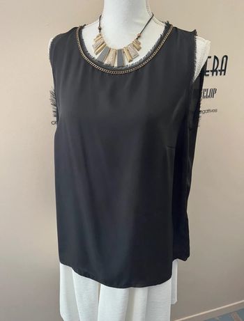 Blouse tunique longue fluide noire sans manches col chaîne dorée