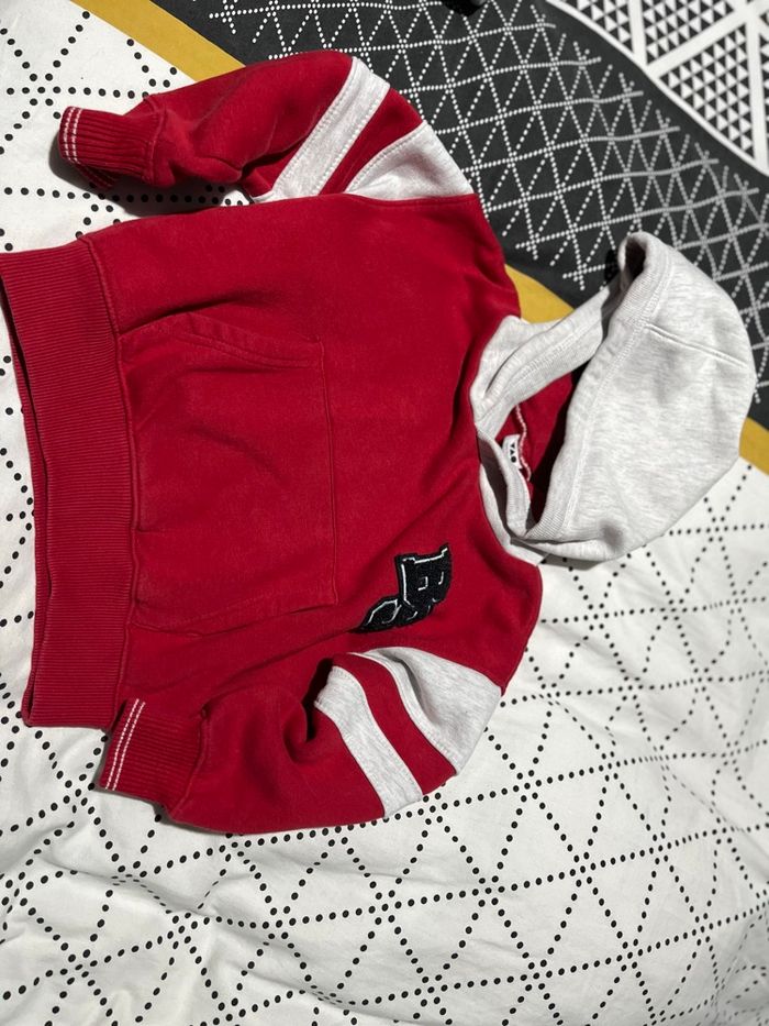 Sweat-shirt à capuche tape à l’œil