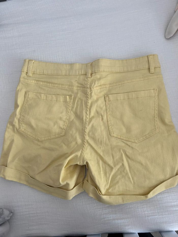 Short jaune - photo numéro 2