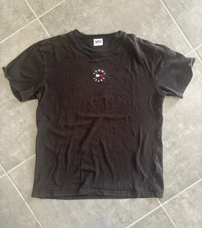 T-shirt Tommy, jeans