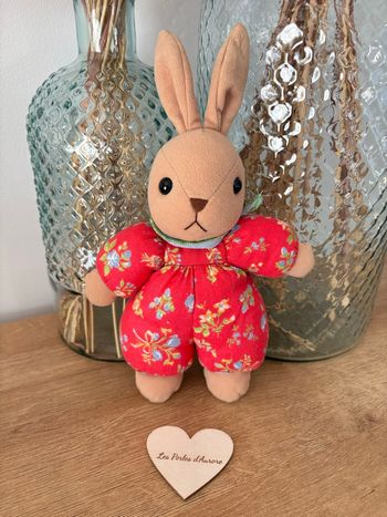 Lapin rouge fleuris 