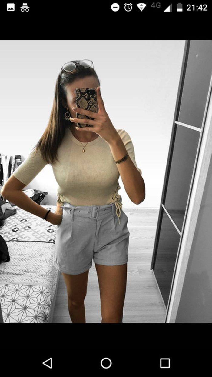Tee-shirt moulant crème avec lacets sur les côtés Mango