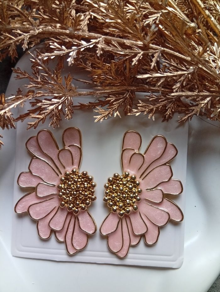 Boucles d'oreilles fleur dorées et rose pastel - photo numéro 2