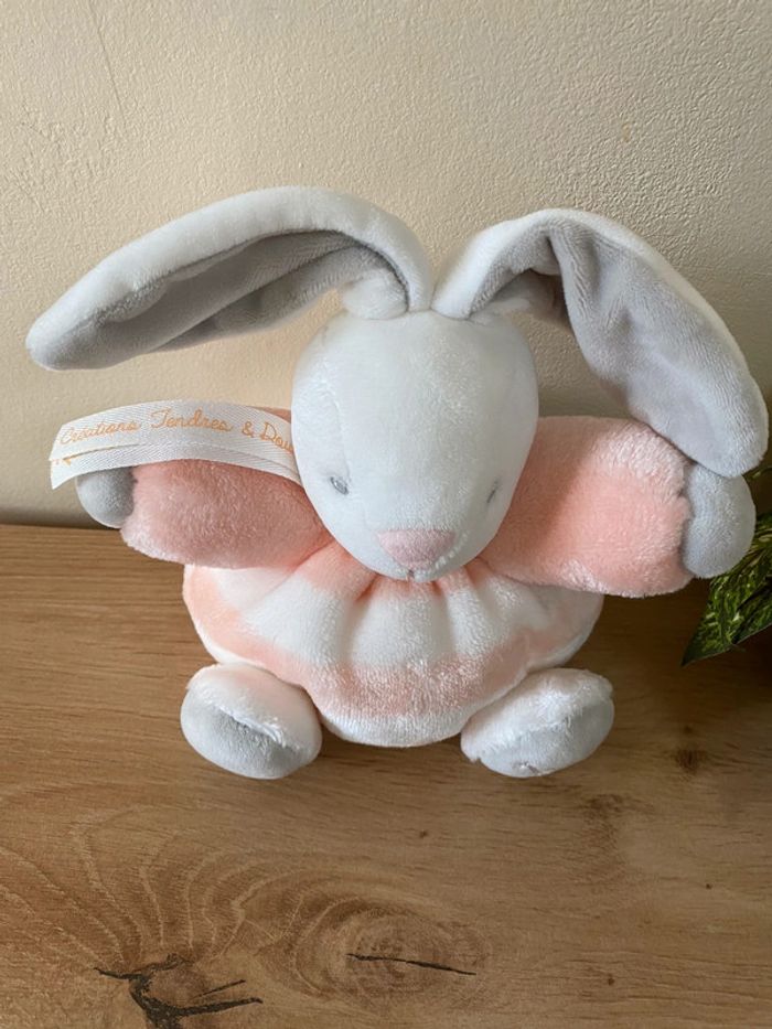Doudou peluche lapin boule blanc rayé rose créations tendres & douces kaloo neuf - photo numéro 3
