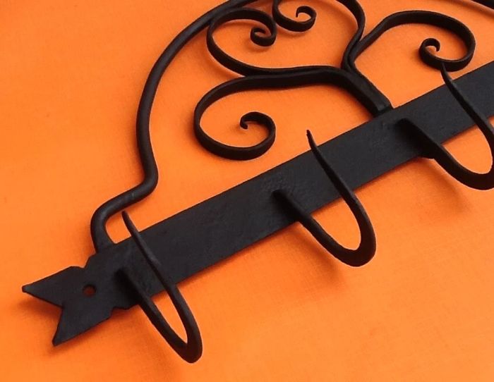 Ancien support mural à Cochonnaille Fer forgé à décor motifs de volutes - photo numéro 7