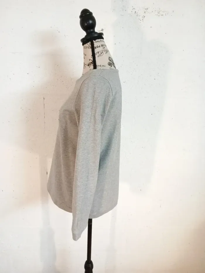 Sweat gris brodé – Taille M – Bon état - photo numéro 3