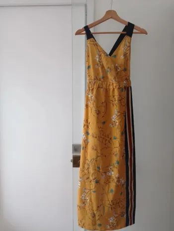 Robe longue bretelles entrouverte motifs