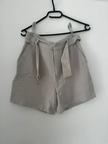 Short en lin beige avec ceinture