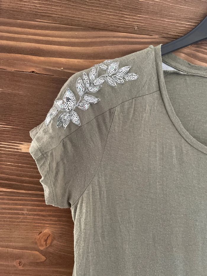 Tee shirt kaki avec motif perle sur les épaules - photo numéro 2