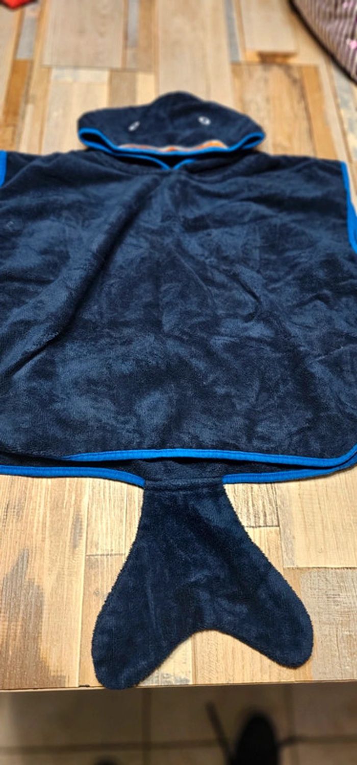 Sortie de bain / piscine / plage
Forme requin avec la queue
Taille 18/24 mois