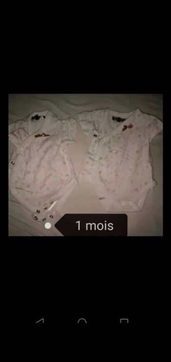 Lot 1 mois 2 body manches courtes tout compte fait 3€
