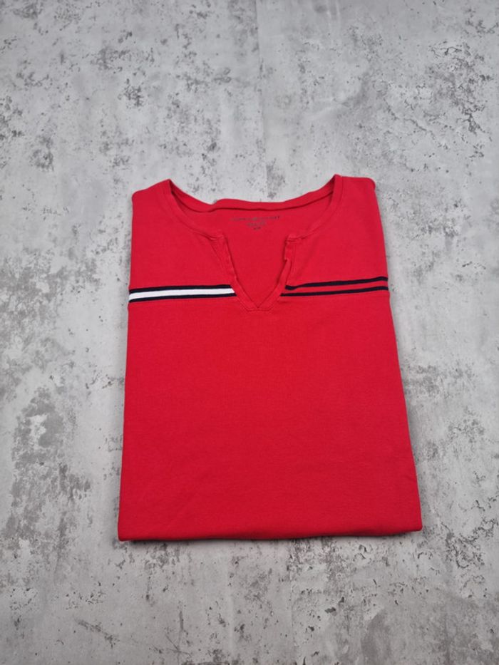 T-shirt Tommy Hilfiger rouge avec col fendu – Taille S Femme - photo numéro 2