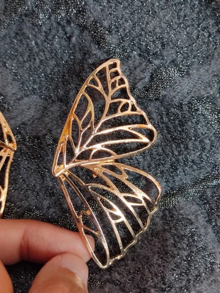 Paire de boucles d'oreilles dorée papillon Neuve - photo numéro 4