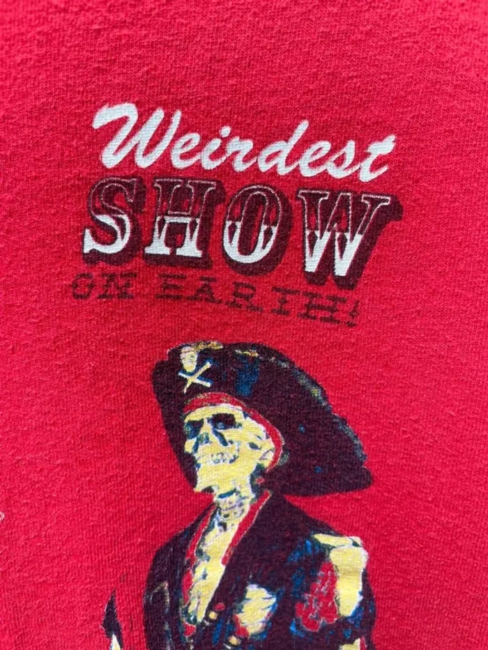 Museum of the weird - Red print graphic t-shirt Gildan Mens Large - photo numéro 3