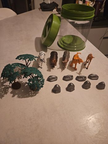 Lot animaux avec boîte de rangement 