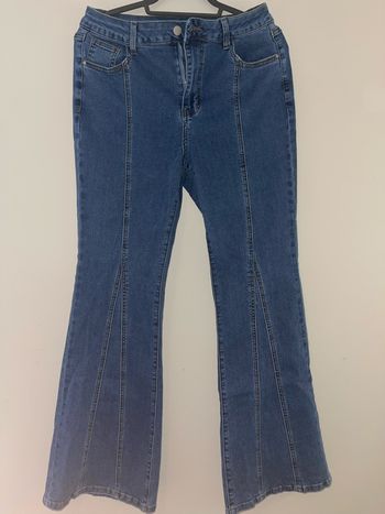 Jean femme Cider, taille L, en denim bleu avec coupe flare légèrement évasée.