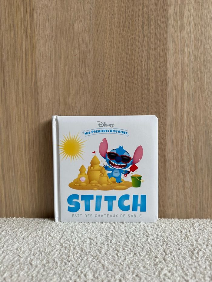 Livre stitch fait des châteaux de sables