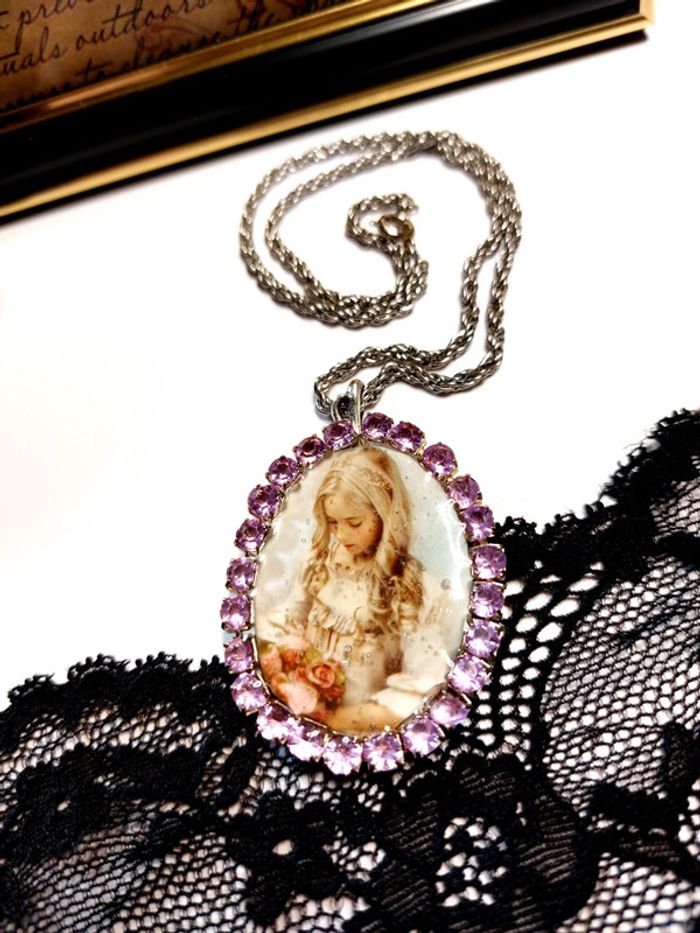 Magnifique collier style vintage victorien portrait fillette