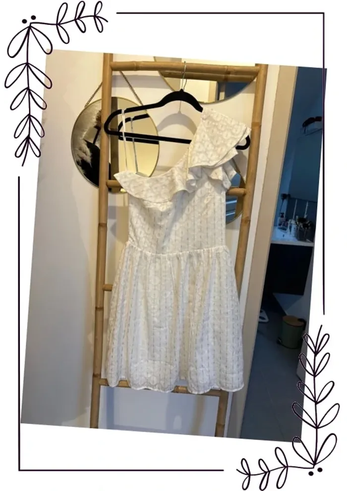 Robe blanche et argent courte chic