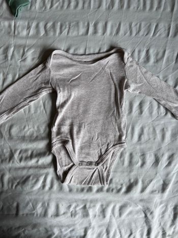 Lot de 6 bodys manche longue, taille 6 mois.