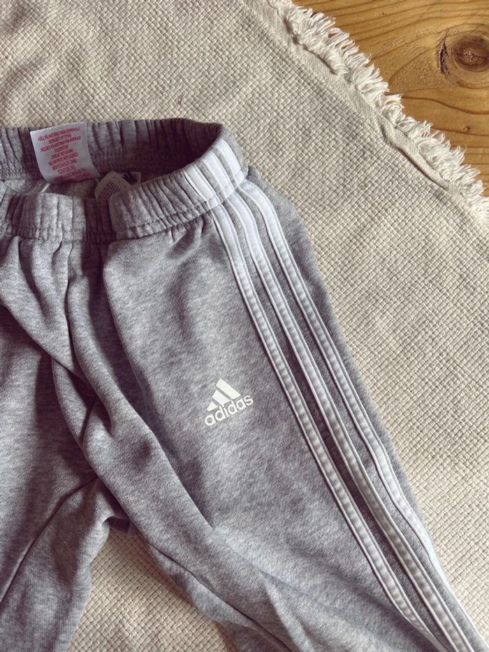 Pantalon de jogging adidas gris et blanc 3 4 ans 104 - photo numéro 2