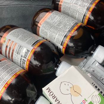 Quatre. Bouteilles de collagène.