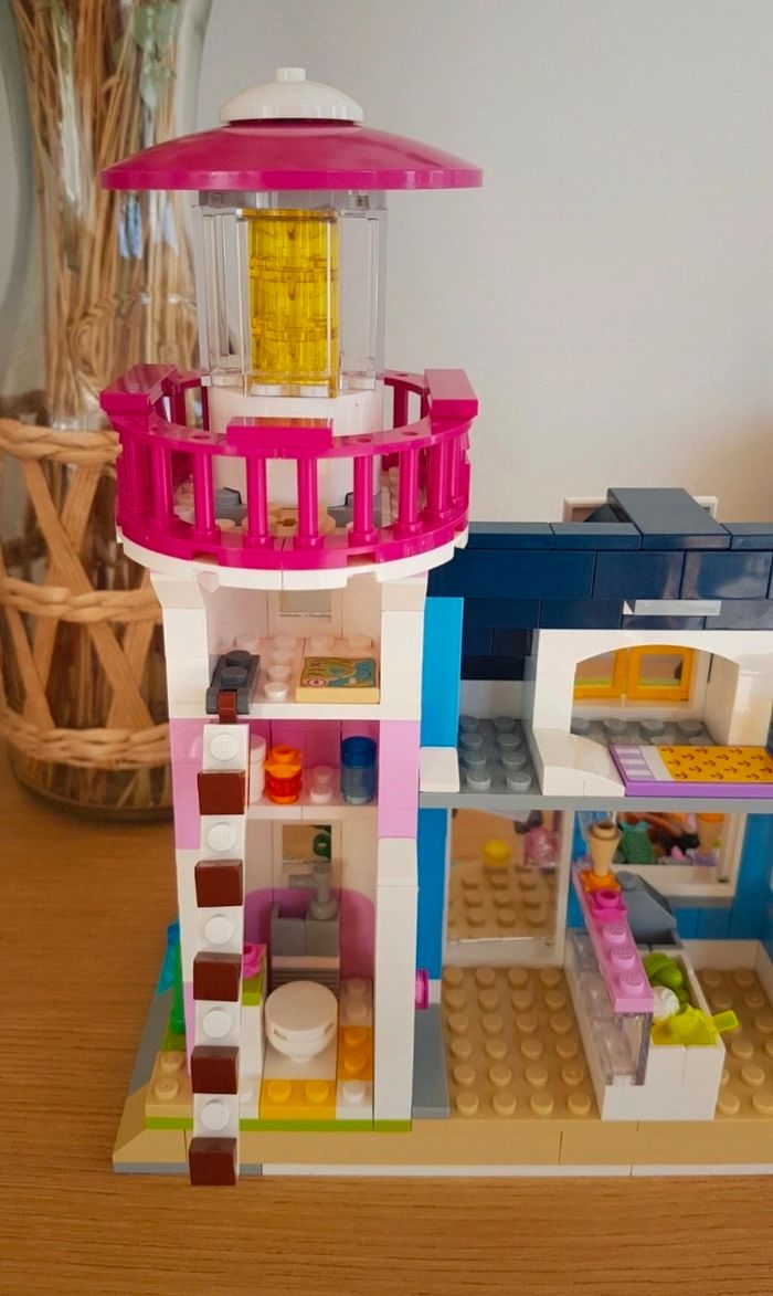 Lego friends
Le phare d'heartlake city
Excellent état 
Complet

De nombreux lego dans mon dressing - photo numéro 4