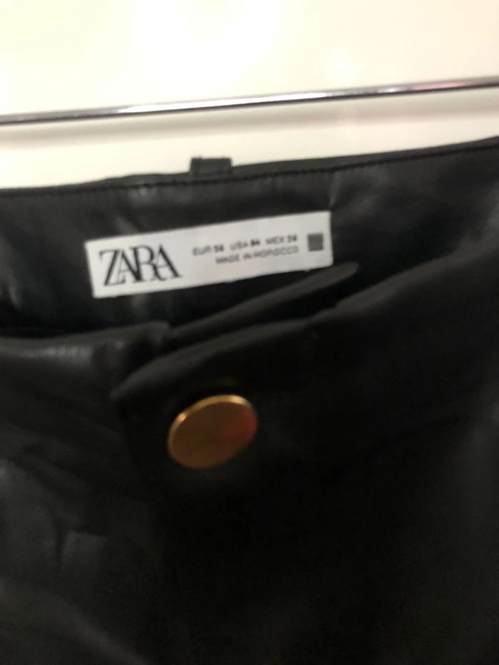 Pantalon habillée similicuir Zara . Taille M - photo numéro 3