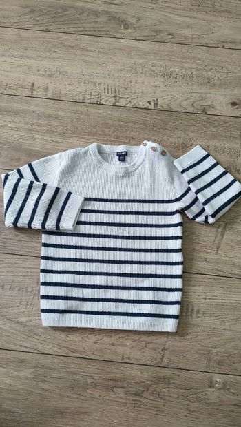 Pull rayé marin taille 24 mois. 