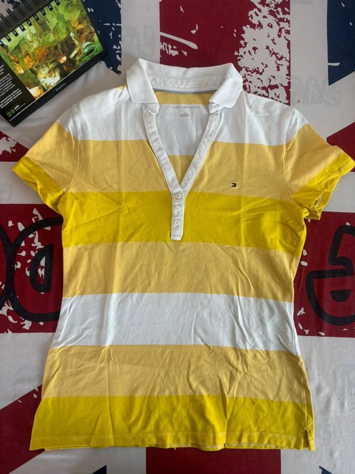 Polo Tommy Hilfiger taille M blanc liserés jaune col V ouvert