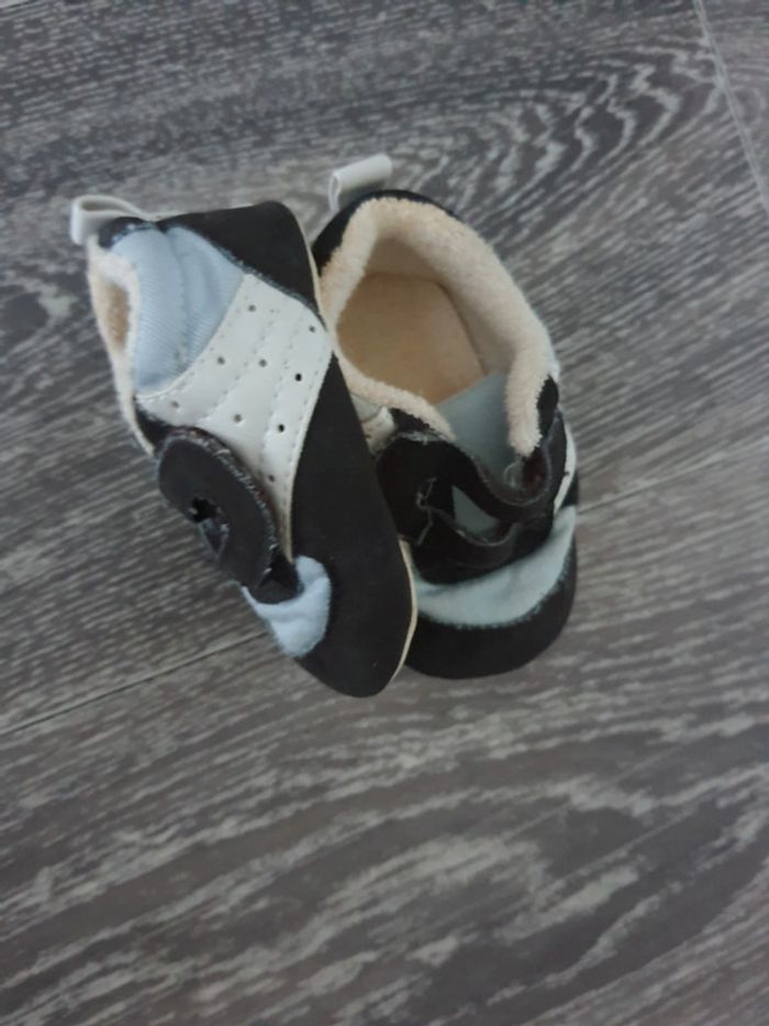 Lot petite paires de chaussures et chaussettes bebe