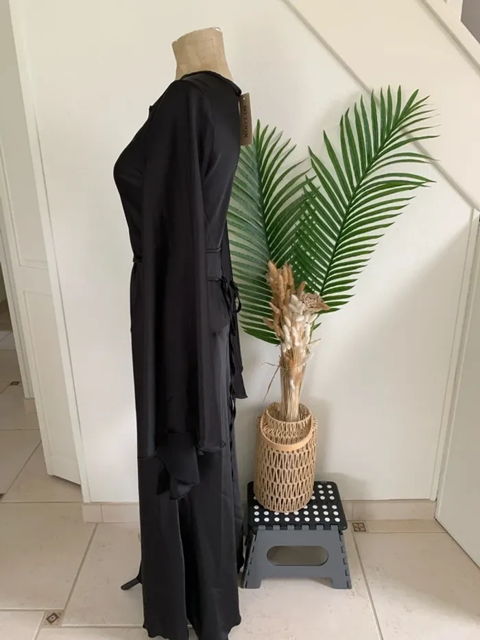 Magnifique robe longue satinée avec manches chauve souris - photo numéro 3