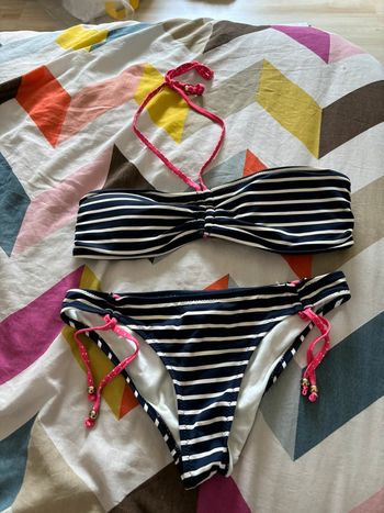 Maillot de bain deux pièces rayé blanc et bleu avec cordons roses